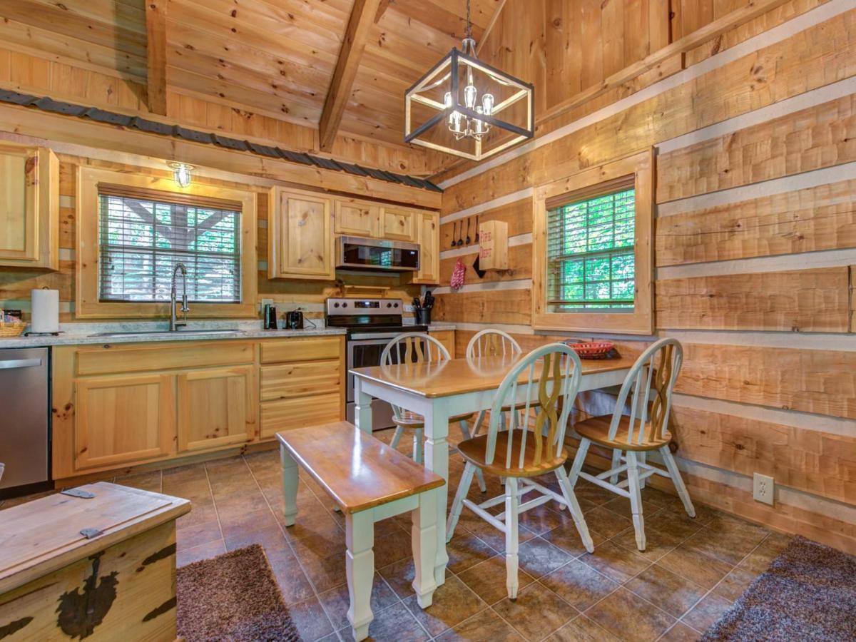 Life'S Escape, 2 Bedrooms, Wifi, Fireplace, Arcade, Jetted Tub, Sleeps 6 Gatlinburg Exterior photo